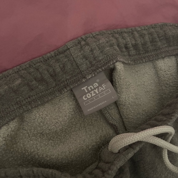 Aritzia TNA Mega Sweatpants - Picture 2 of 3